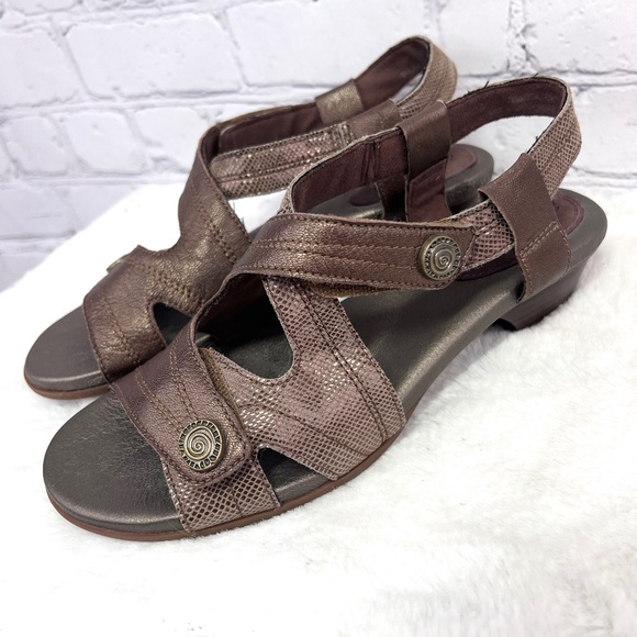 |•ARAVON•| New Balance Bronze Brown Sandals Size 7.5 - Picture 1 of 12